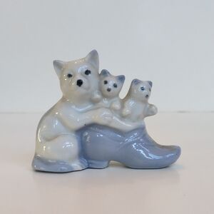 Vtg 1951 Mama Cat w/ Kittens in Shoe Ceramic Figurine‎ Blue White Occupied Japan